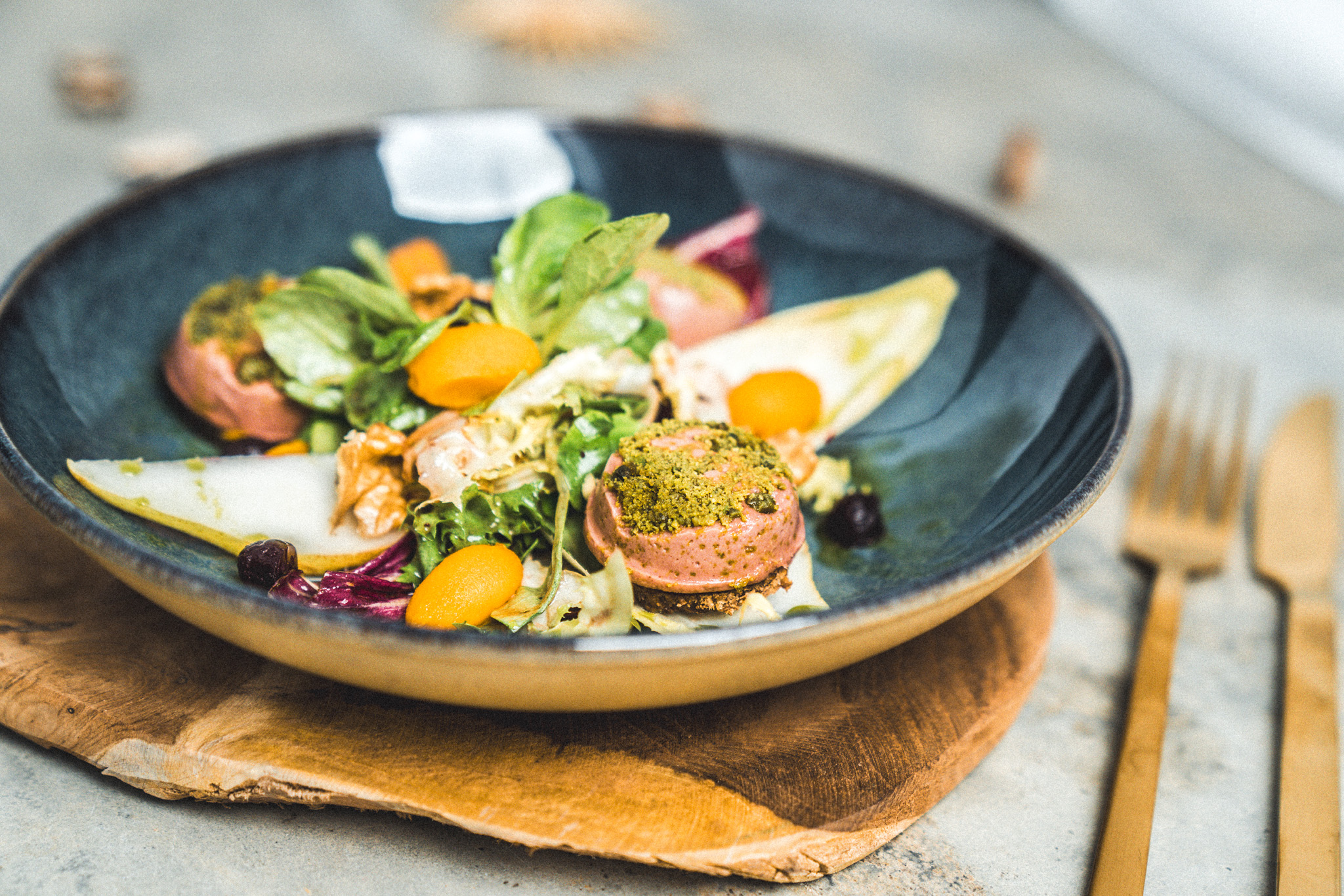 Kunstvoll angerichteter Chicorée Salat