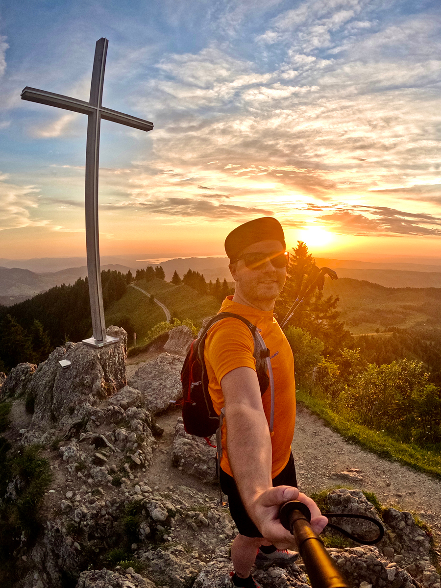 Selfie von Harry Stoll, Fachberater Gastronomie in einer Berglandschaft bei Sonnenuntergang