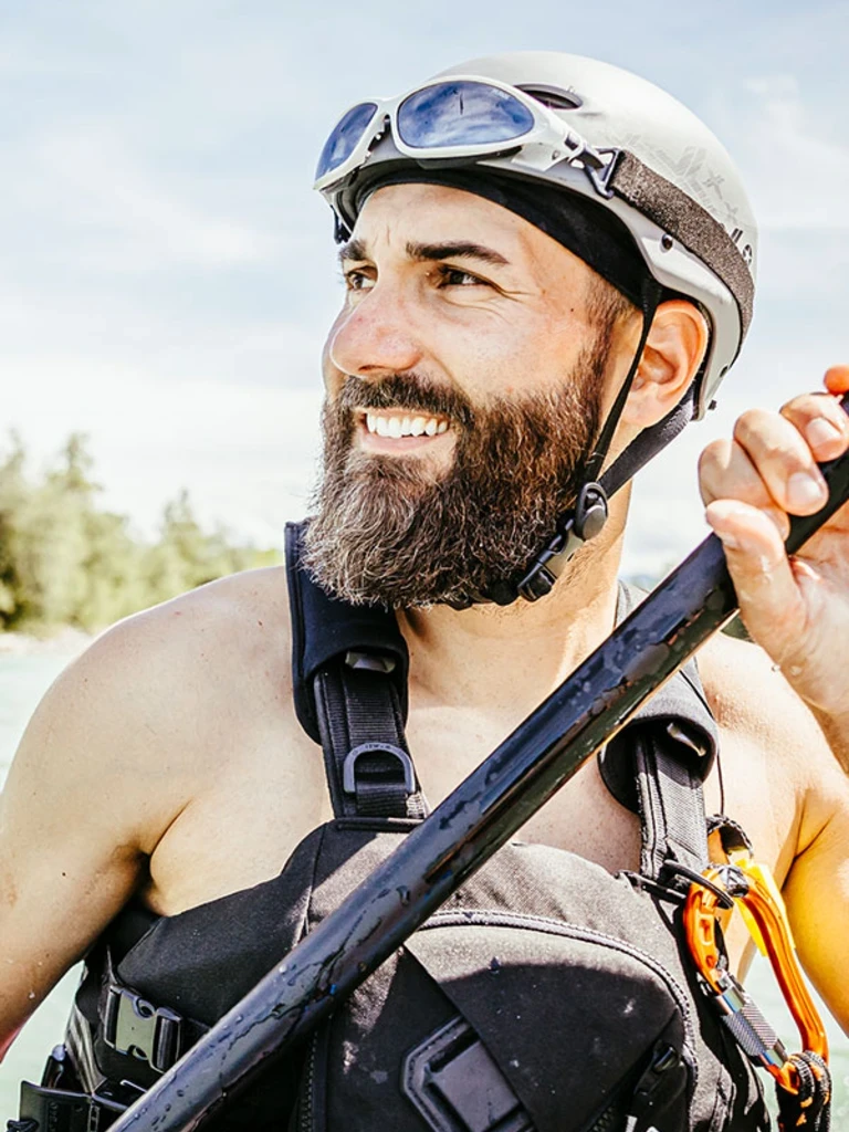 Samuel Knoll als Rafting- und Wassersportguide.